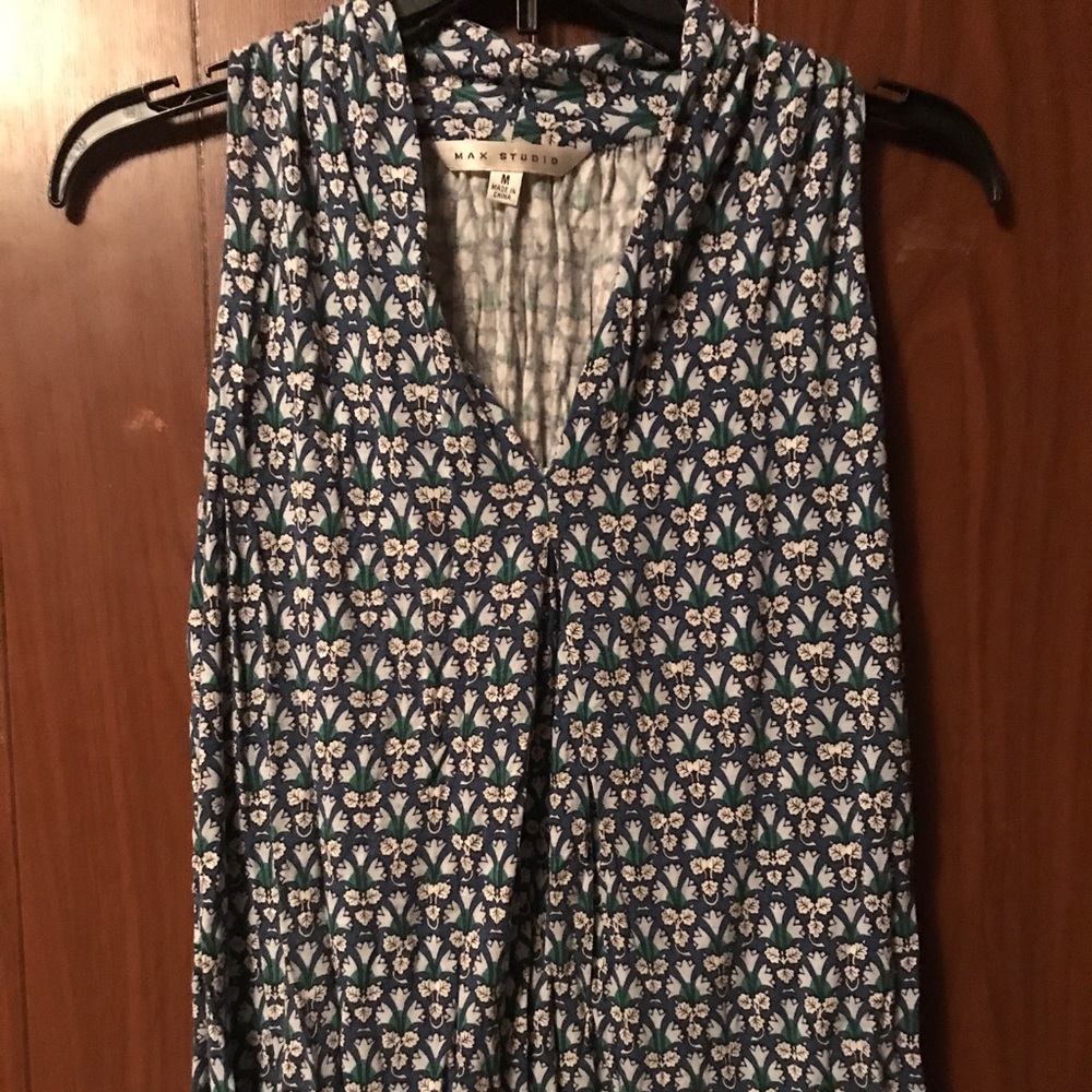 Max Studio Sleeveless V-Neck Top Blouse Sz. M